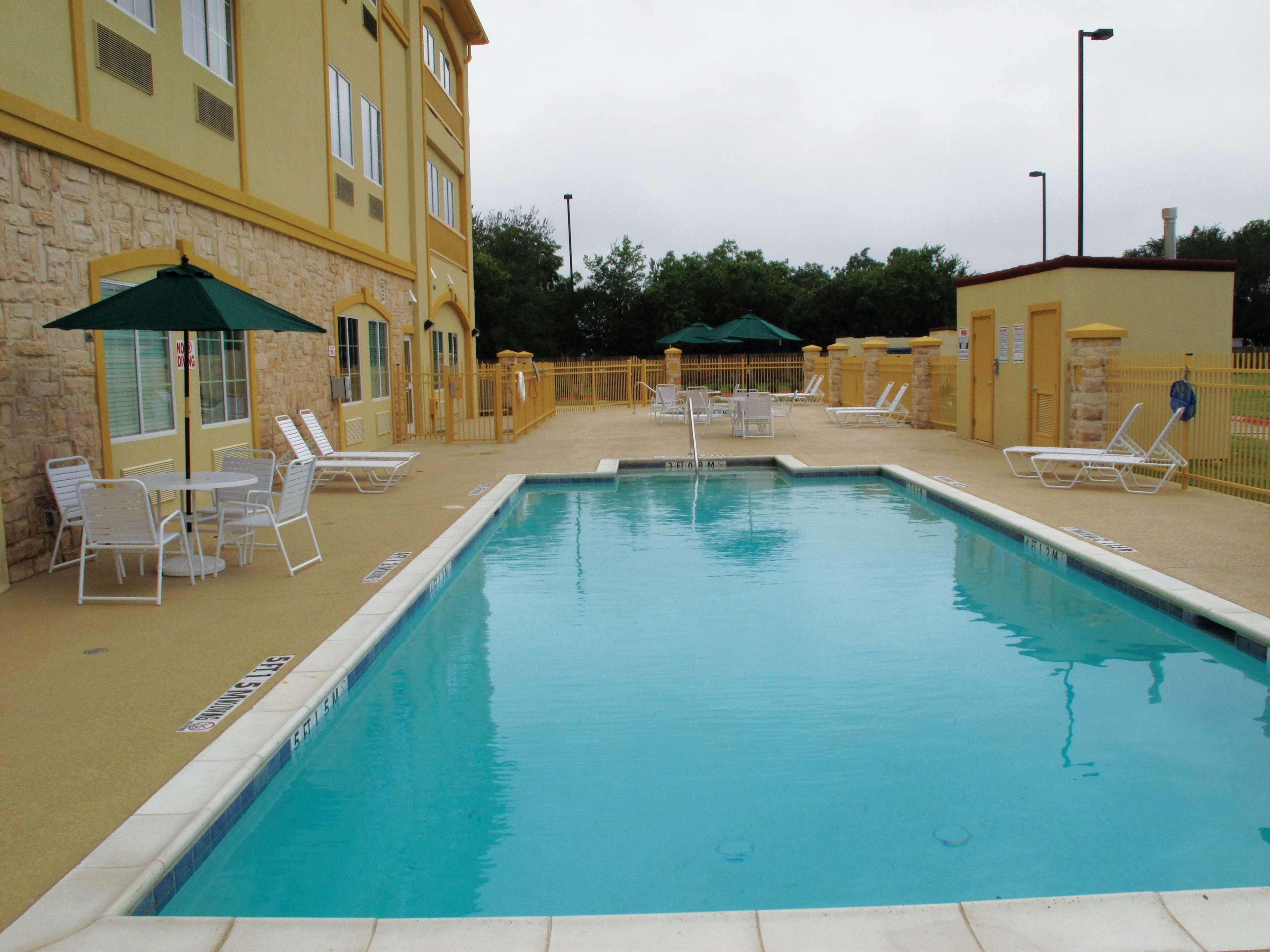 La Quinta By Wyndham Ennis Hotell Exteriör bild